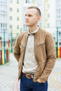 Pantolon için erkek kahverengi deri kemeri. Erkek pantolonunda kahverengi kuşak