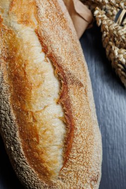 Mayasız kokulu tahıl ekmeği. Ekmek ve ekşi ekmek. Buğday ekmeği
