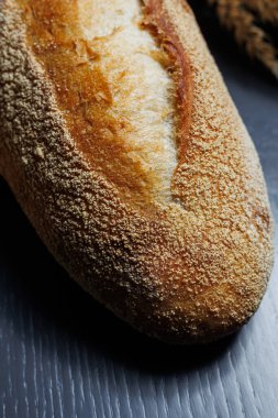 Mayasız kokulu tahıl ekmeği. Ekmek ve ekşi ekmek. Buğday ekmeği
