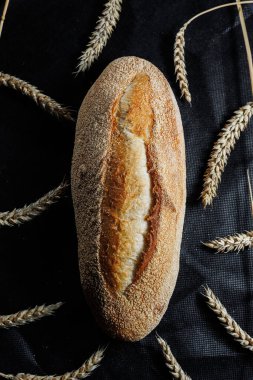 Mayasız kokulu tahıl ekmeği. Ekmek ve ekşi ekmek. Buğday ekmeği