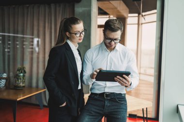 Başarılı bir grup meslektaşın ofiste iş görüşmesi yapıyor. Dostça bir sohbet sırasında liderler. İş kavramı, finans, meslek, iş. Meslektaşlar arasındaki iş görüşmesi