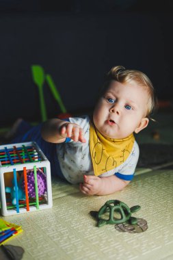 Yumuşak taşaklı ellerin motor becerileri için geliştirilmiş oyuncaklar. Çocuk gelişimi. Duyusal deneyim