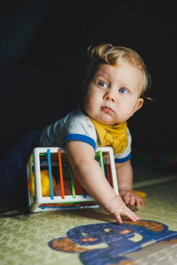 Yumuşak taşaklı ellerin motor becerileri için geliştirilmiş oyuncaklar. Çocuk gelişimi. Duyusal deneyim