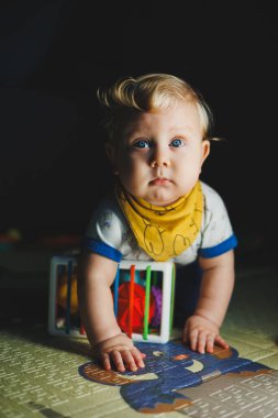 Yumuşak taşaklı ellerin motor becerileri için geliştirilmiş oyuncaklar. Çocuk gelişimi. Duyusal deneyim