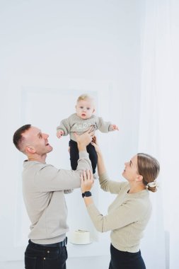 Genç bir aile babası ve beyaz bir geçmişi olan altı aylık bir oğlu var. Evli bir çift küçük oğullarına sarılıyor. Aile ilişkileri