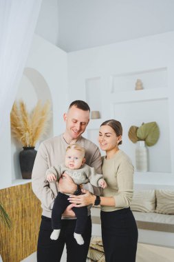 Genç evli çift anne ve baba küçük oğullarına sarılıyor. Çocuklu mutlu bir aile çifti. Evli çift kavramı..