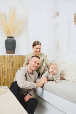 Genç evli çift anne ve baba küçük oğullarına sarılıyor. Çocuklu mutlu bir aile çifti. Evli çift kavramı..