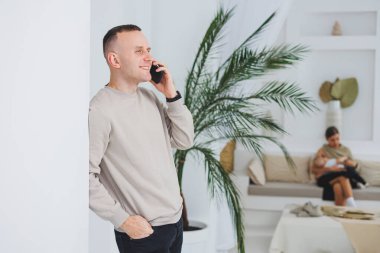 Bir adam telefonda duygusal konuşur ve ellerini sallar. Adam telefonu kullanarak sorunu çözüyor. Uzak çalışma