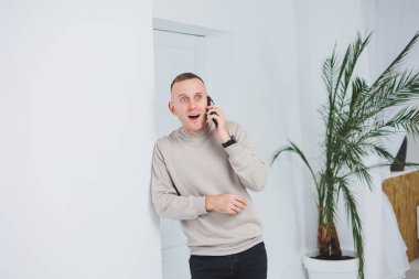 Bir adam telefonda duygusal konuşur ve ellerini sallar. Adam telefonu kullanarak sorunu çözüyor. Uzak çalışma