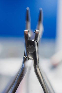 Diş tedavisi için steril metal aletler. Diş muayenehanesi için araçlar
