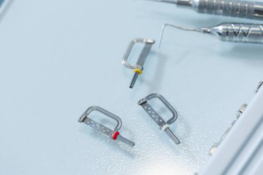 Diş tedavisi için steril metal aletler. Diş muayenehanesi için araçlar