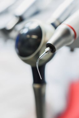 Diş tedavisi için steril metal aletler. Diş muayenehanesi için araçlar