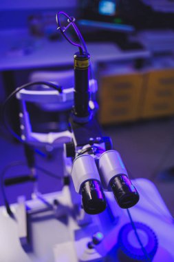 Işık odasında görüş testi için modern bir mikroskop. Görüş düzeltmesi için mikroskop.