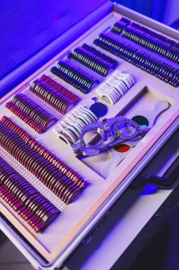 Gözlük seçmek için tıbbi mercek seti. Göz testi için lensli çanta.