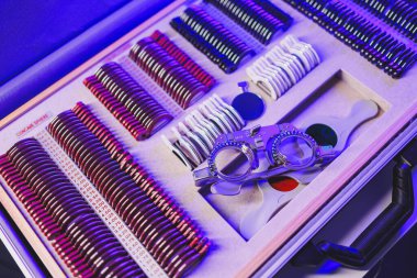 Gözlük seçmek için tıbbi mercek seti. Göz testi için lensli çanta.