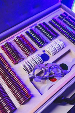 Gözlük seçmek için tıbbi mercek seti. Göz testi için lensli çanta.