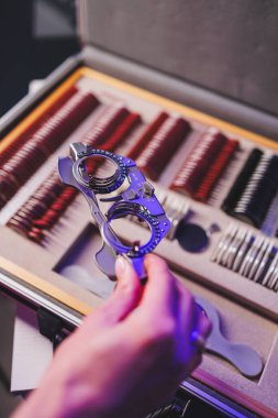 Gözlük seçmek için tıbbi mercek seti. Göz testi için lensli çanta.