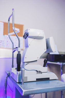 Işık odasında görüş testi için modern bir mikroskop. Görüş düzeltmesi için mikroskop.