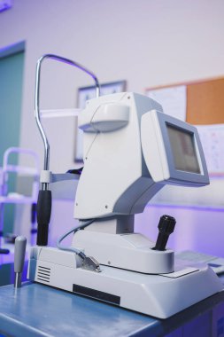 Işık odasında görüş testi için modern bir mikroskop. Görüş düzeltmesi için mikroskop.