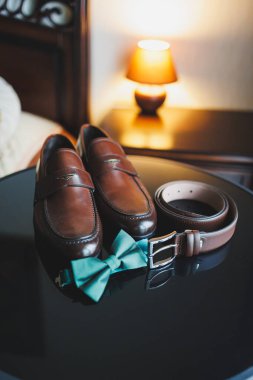 Damat için bir takım aksesuar, erkek ayakkabısı ve kravat.