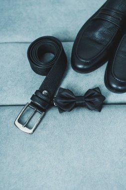 Damat için bir takım aksesuar, erkek ayakkabısı ve kravat.