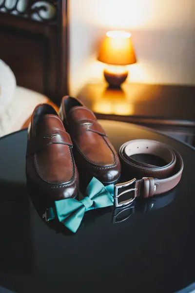 A set of accessories for the groom, men\'s shoes and tie