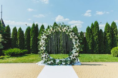 Yeni evlilerin düğünü için kemer. Ormanın arka planında çiçek kemeri.