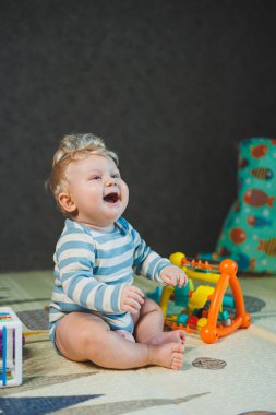 Evinde sürünen tatlı bir bebeğin portresi.