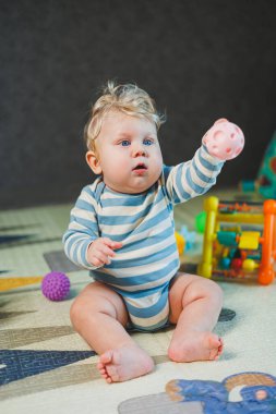 Evinde sürünen tatlı bir bebeğin portresi.