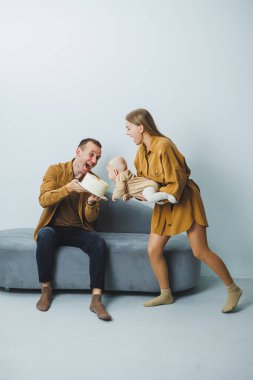 Yeni doğmuş bebeği olan genç ebeveynler, sevgi dolu bir anne küçük oğlunu kollarına alıyor, hassas aile anları, ebeveynlik kavramı. Yüksek kalite fotoğraf