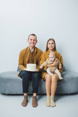 Yeni doğmuş bebeği olan genç ebeveynler, sevgi dolu bir anne küçük oğlunu kollarına alıyor, hassas aile anları, ebeveynlik kavramı. Yüksek kalite fotoğraf