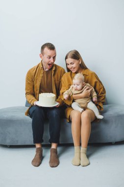 Yeni doğmuş bebeği olan genç ebeveynler, sevgi dolu bir anne küçük oğlunu kollarına alıyor, hassas aile anları, ebeveynlik kavramı. Yüksek kalite fotoğraf