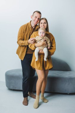 Yeni doğmuş bebeği olan genç ebeveynler, sevgi dolu bir anne küçük oğlunu kollarına alıyor, hassas aile anları, ebeveynlik kavramı. Yüksek kalite fotoğraf