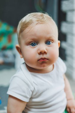 Beyaz yataklı bebek.