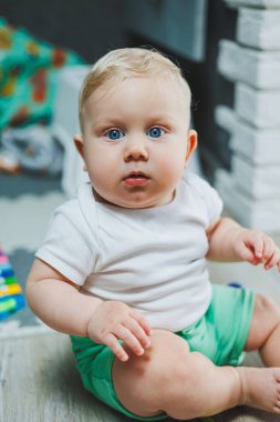 Beyaz yataklı bebek.