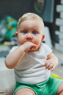 Beyaz yataklı bebek.