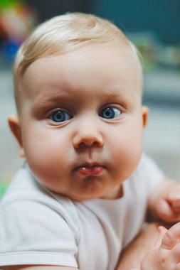 Beyaz yataklı bebek.