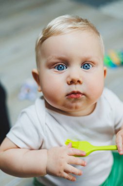 Beyaz yataklı bebek.