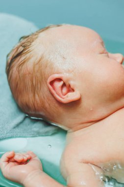 Banyoda bir bebek yıkıyorum. Bebek cilt bakımı. Bebek hijyeni..