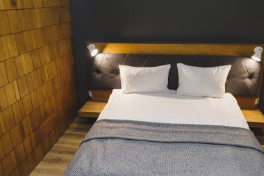 Beyaz yastıklı bir yatak ve bir otelde makyaj yatağı. Temiz yatak.