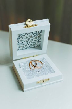 Yeni evlilere altın alyanslar. Bir çift için değerli alyanslar.