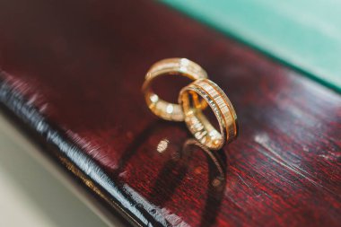 Yeni evlilere altın alyanslar. Bir çift için değerli alyanslar.