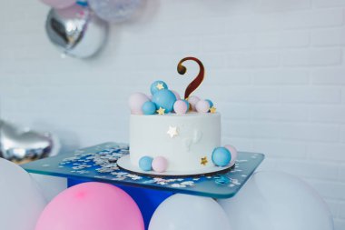 Tatlı cinsiyet pastası. Parti için mavi ve pembe topları olan pasta..