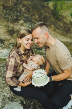Doğasında küçük bir çocuğu olan genç evli bir çift. Anne, baba ve yeni doğan oğullarının geri kalanı doğada.