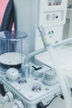 Parlak bir ofiste modern tıbbi ekipmanlar. Ultrason tanılama aygıtı.