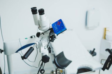 Parlak bir ofiste modern tıbbi ekipman mikroskobu. Teşhis için aygıt.