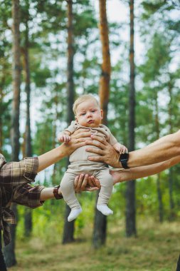 Doğasında küçük bir çocuğu olan genç evli bir çift. Anne, baba ve yeni doğan oğullarının geri kalanı doğada.