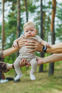 Doğasında küçük bir çocuğu olan genç evli bir çift. Anne, baba ve yeni doğan oğullarının geri kalanı doğada.