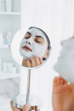 Güzellik salonundaki müşterinizin yüzündeki maske. Cilt temizleme ve nemlendirici konsept. Yüz bakımı.