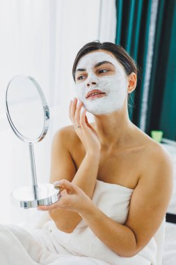 Güzellik salonundaki müşterinizin yüzündeki maske. Cilt temizleme ve nemlendirici konsept. Yüz bakımı.